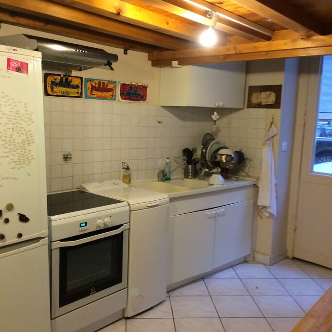 la cuisine (poutres apparentes)