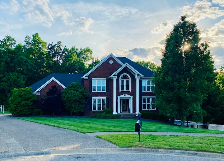 Privacy. Pool. 5 Miles From Churchill Downs! - 루이빌