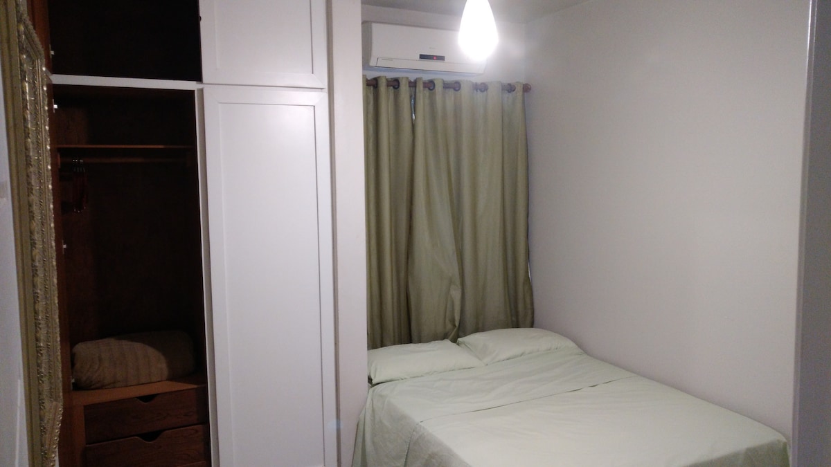 ห้องนอน 02 [เตียงคู่เครื่องปรับอากาศพัดลมเพดานตู้เสื้อผ้า]