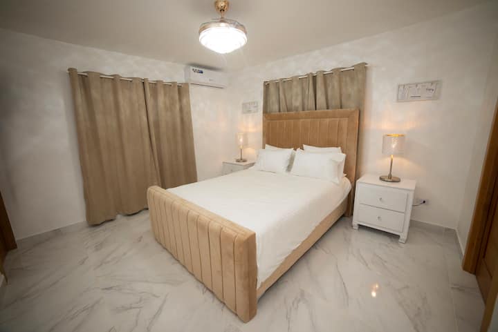 Chumba kikuu cha kulala kilicho na bafu ndani 