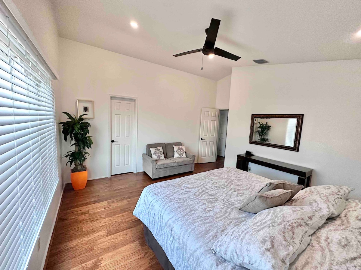 Dormitorio 2.
Cama tamaño king, sofá cama individual, armario.  (TV no se muestra)
(1/2)