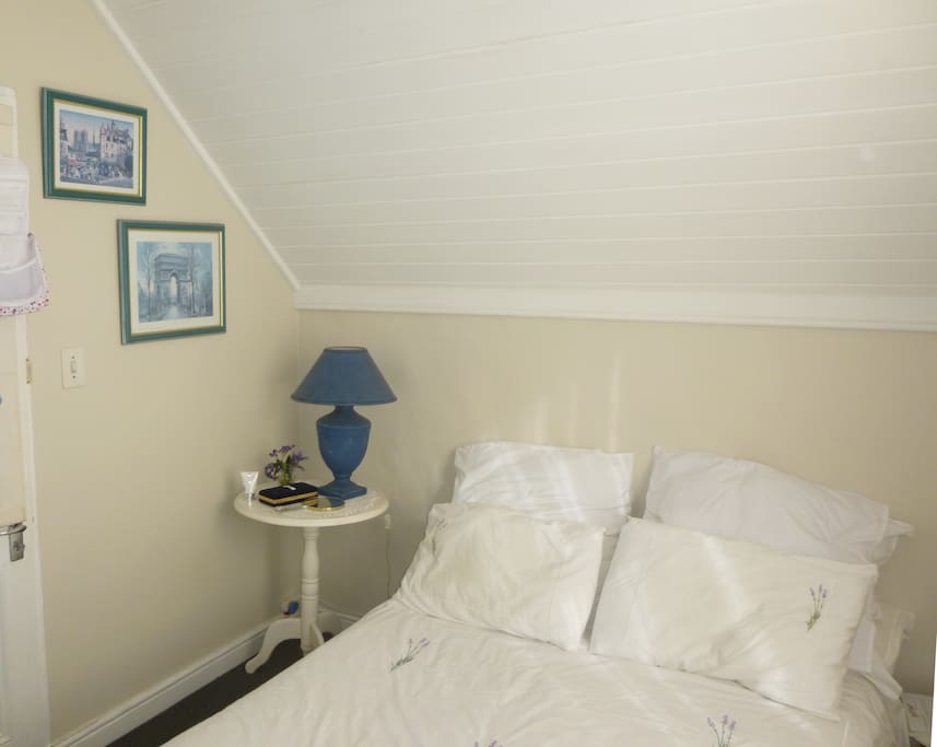 Light and airy guest bedroom with free wifi