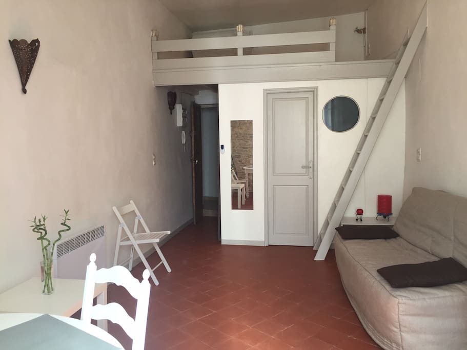 Vue vers l'entrée, la SDB avec hublot et mezzanine avec lit double en 140 cm