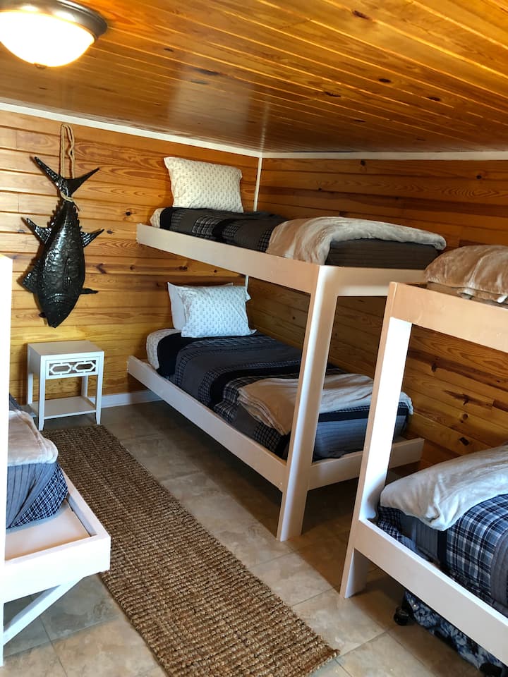 ห้องนอนชั้นบน - มี 1 ห้องนอนเต็มรูปแบบลง 2 ฝาแฝดและ 3 ฝาแฝดที่ชั้นบนสุด