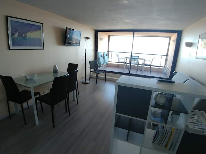 小厨房可欣赏客厅美景