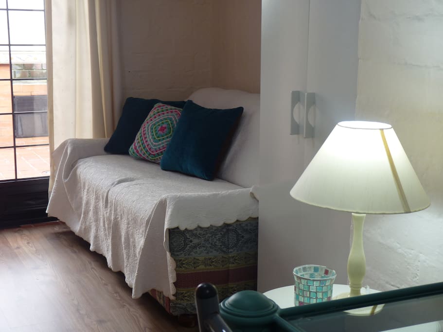 Sofá cama para dos personas.