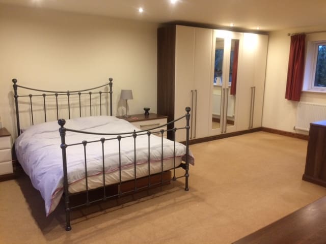 Bed & Breakfast in Spacious House