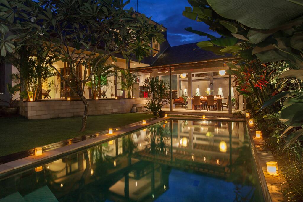 Amazing pool by night