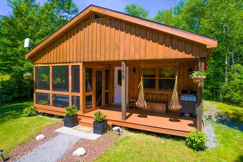 Pinecone Cottage Hot Tub & Projector at Falls Lake