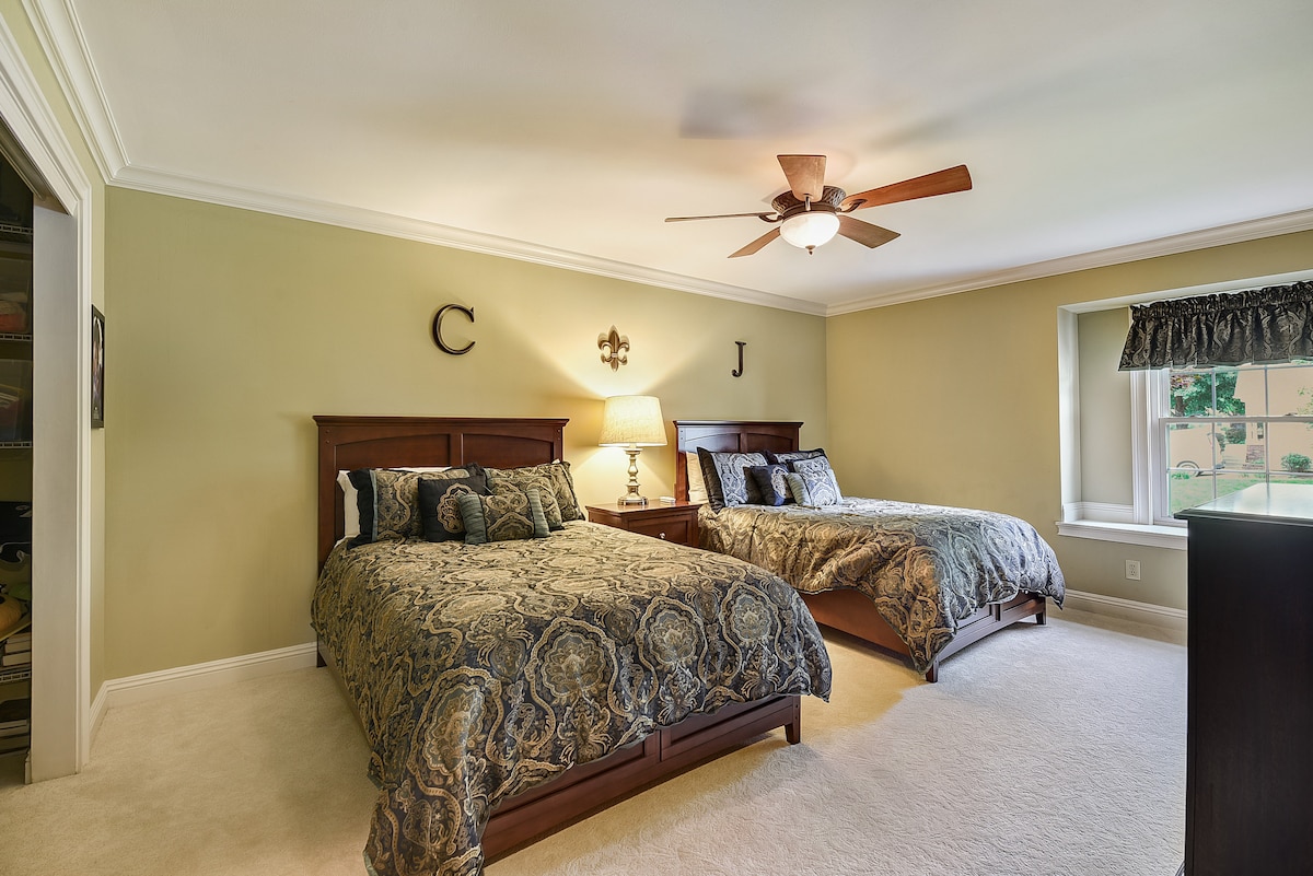 Chambre 2 : deux 
lits doubles avec tiroirs de rangement, table de nuit, coffre à trois tiroirs et placard, et une télévision connectée de 50".