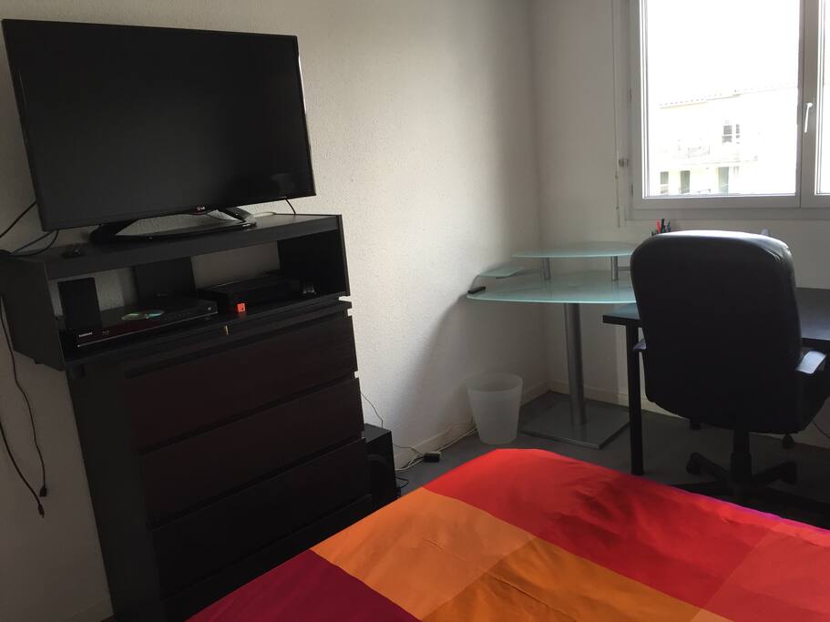 Avec une télévision et une table ordinateur