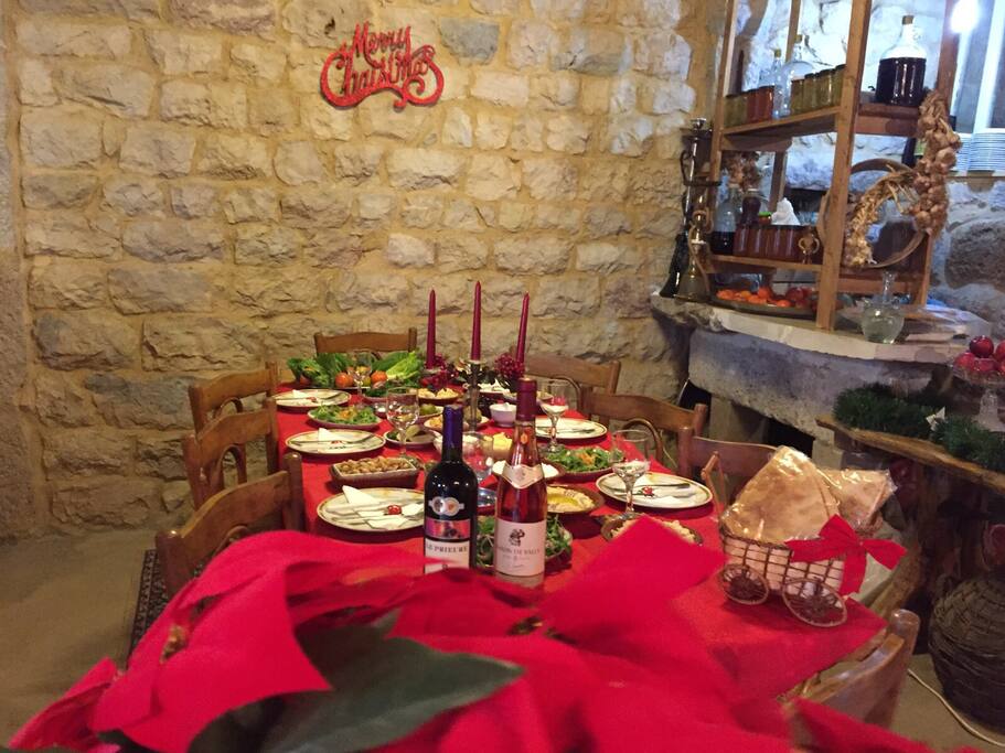 The table of the dining room, ready for the dinner