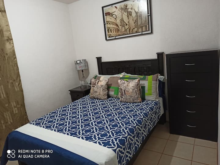 Soba 1, udobna, udobna i s pogledom na ulicu, vrlo lijepa