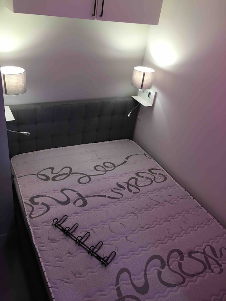 chumba cha kulala na kitanda mara mbili