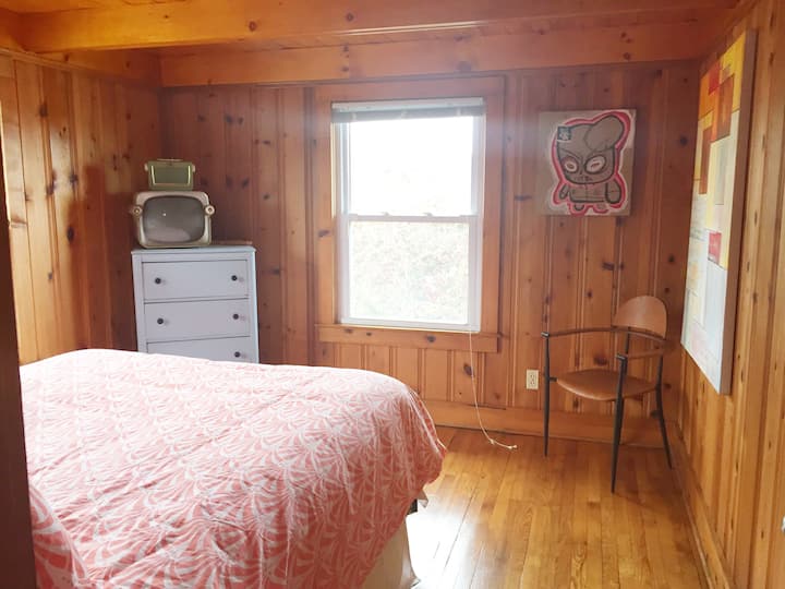 Segundo dormitorio con cama tamaño queen, vestidor y armario.
