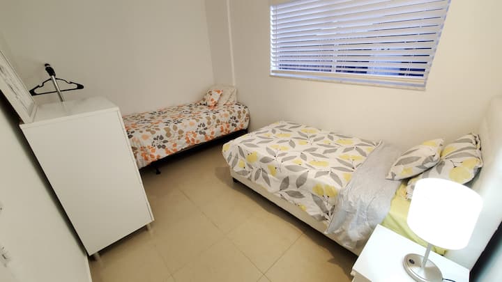 Cuarto dormitorio con 2 camas de una plaza.