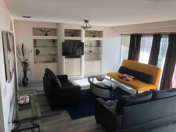 Всекидневна със смарт телевизор и разтегателен диван