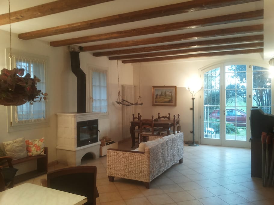 La sala con la stufa - caminetto a legna