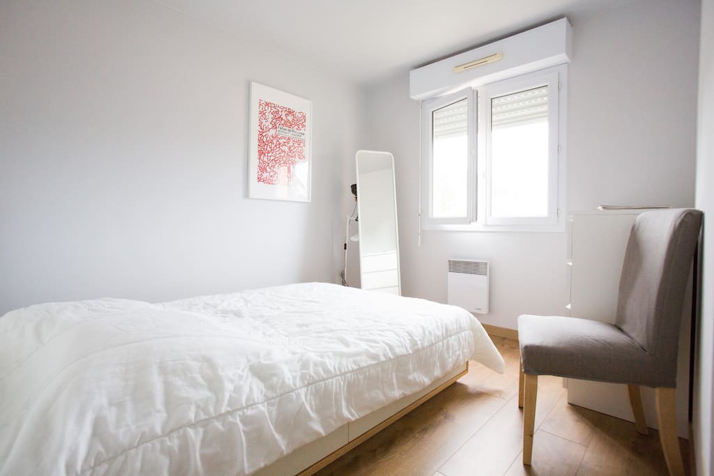 La chambre du bas, très lumineuse, avec sa vue dégagée sur les pins. Cette chambre est équipée d'un lit (140 cm) d'une commode, et d'une penderie.