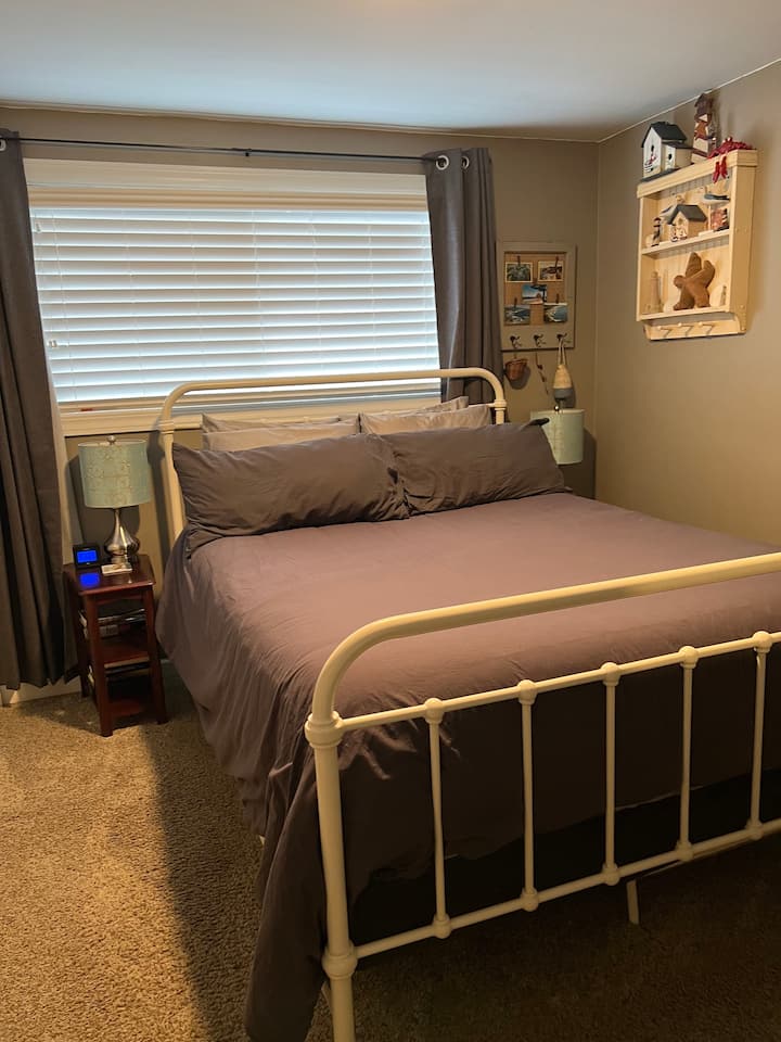 غرفة نوم ثانية بسرير بحجم كوين. يوجد تلفزيون أصغر هنا مع نيتفليكس وبعض الكتب وتخزين للملابس.  خزانة واسعة لتعليق الملابس أيضًا.  