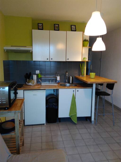 Pratique et fonctionnelle cette kitchenette ! installez-vous au bar