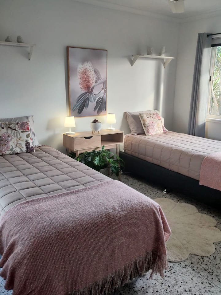 Dos camas individuales largas para personas altas, así como una habitación grande y cómoda. 
En esta habitación hay un ventilador de techo. 
Nos enorgullece asegurarnos de que TODA nuestra ropa de cama esté fresca y lavada entre cada reservación. 
Cubiertas, sábanas,mantas, fundas de almohadas.