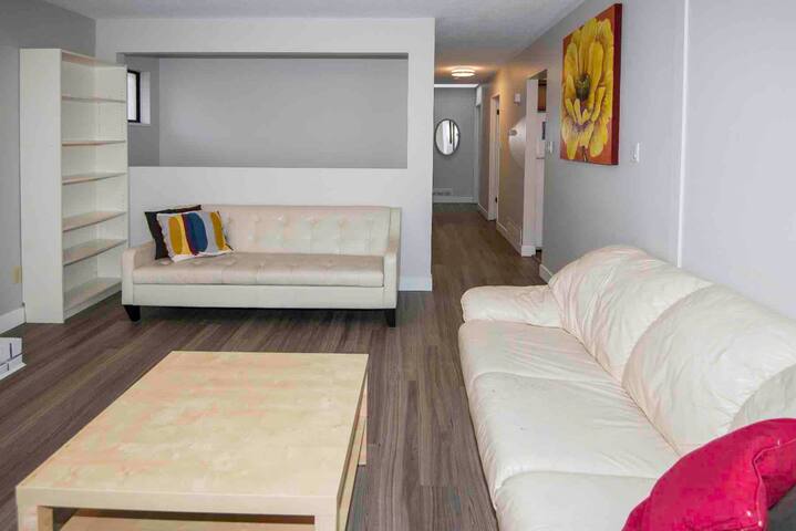 Main St, 10 min to downtown King Ed, 4 BR 2 Bath gallery image 5