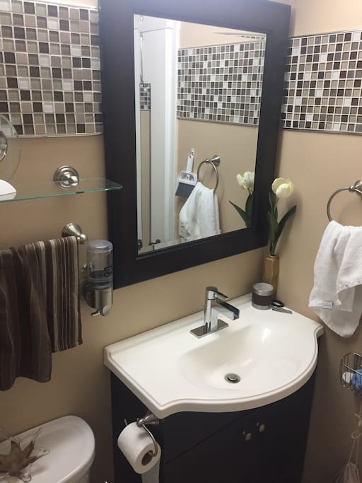 Private bathroom: Clean and modern