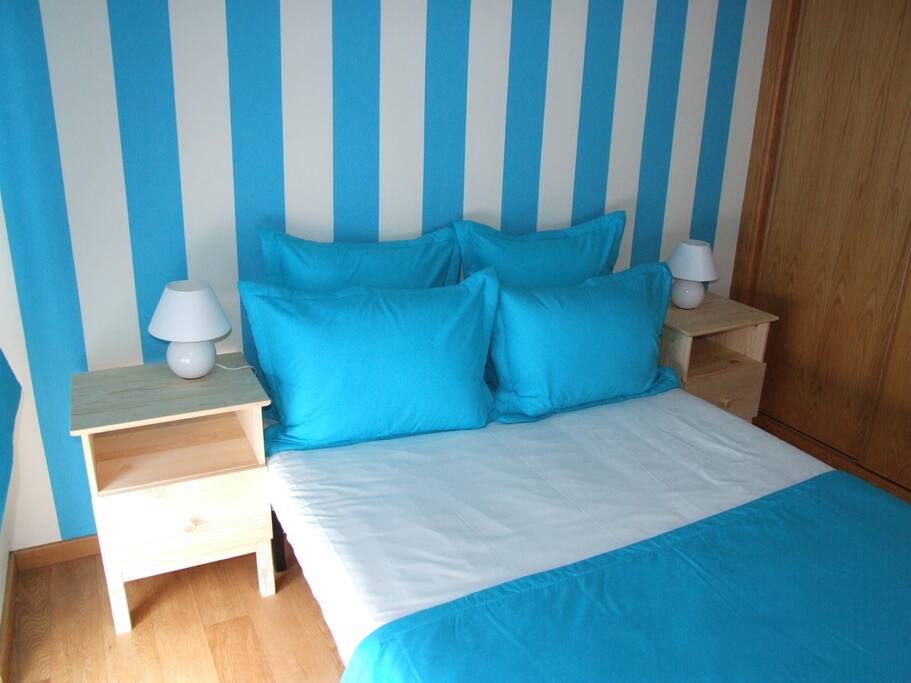 Vista do quarto turquesa - cama de casal