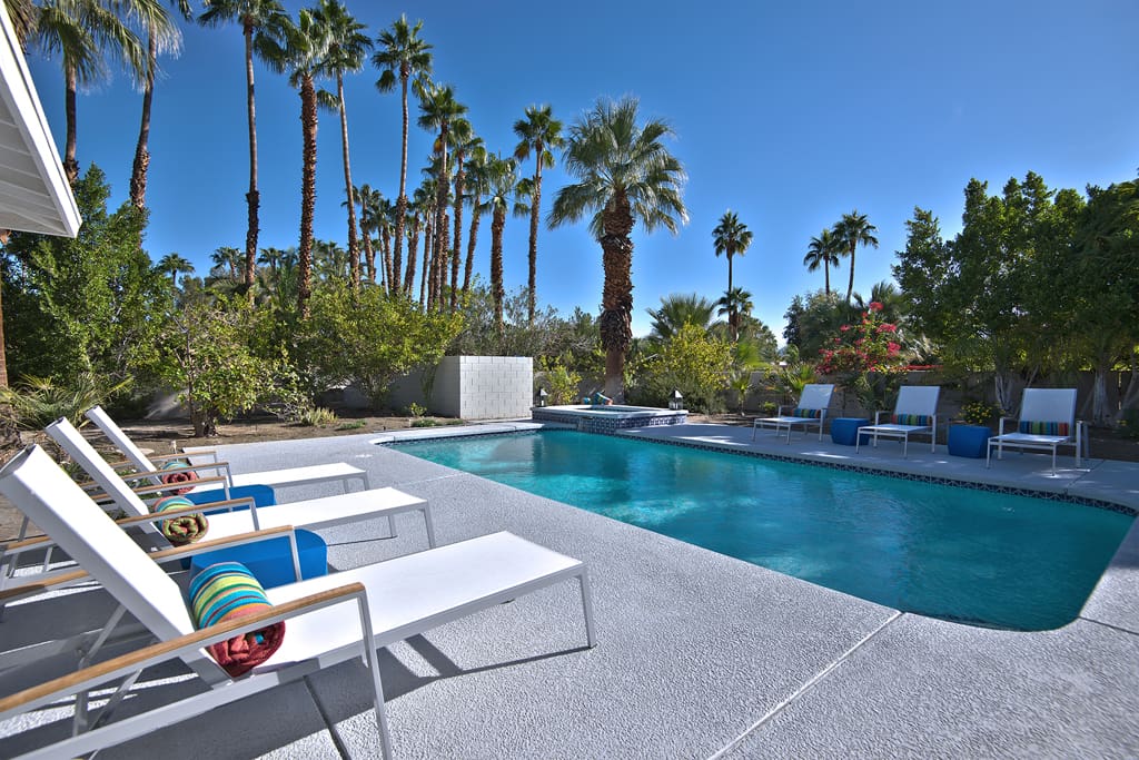 CHAISES TO POOL AND SPA - CASA MODERNA - PALM SPRINGS VACATION RENTAL POOL HOME