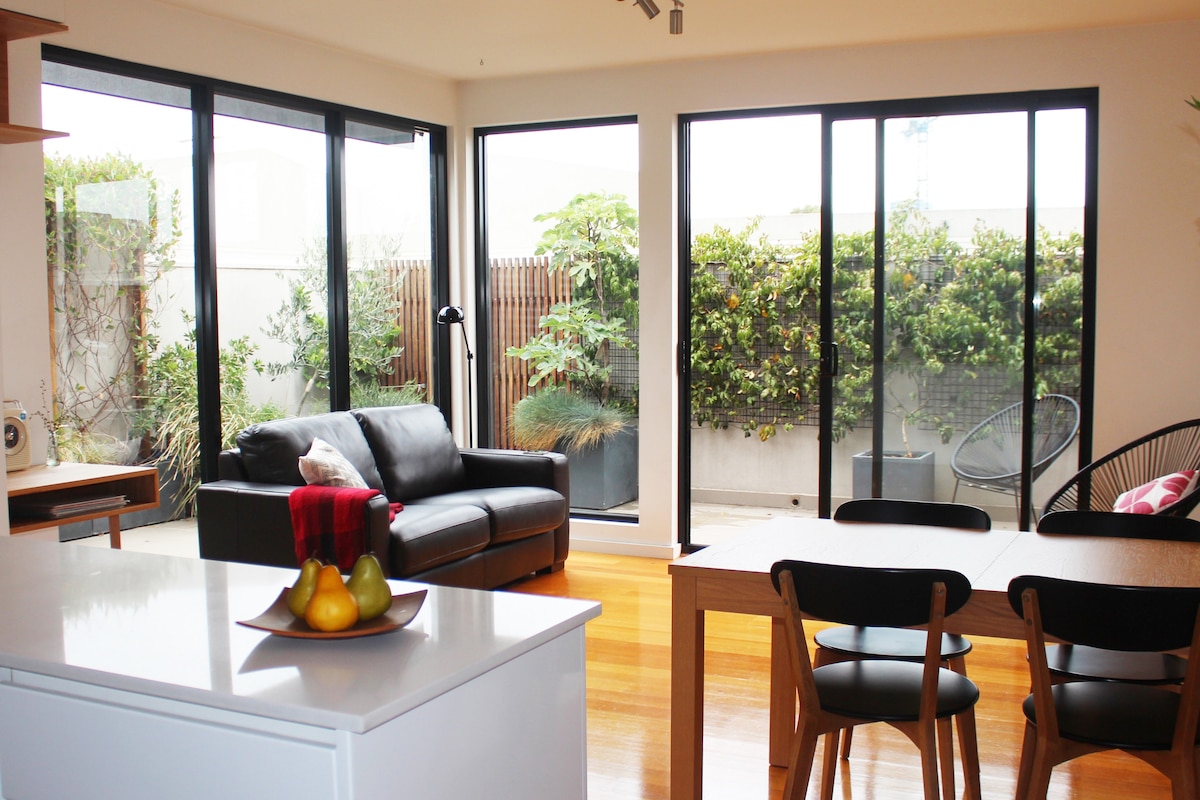 Top performing Airbnb: Charismatic City Fringe Apartment in North Melbourne