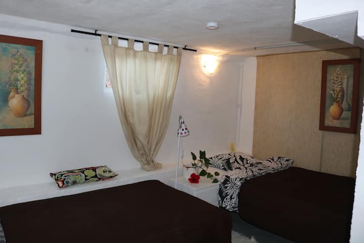 Chumba cha kulala na vitanda viwili vya mtu mmoja