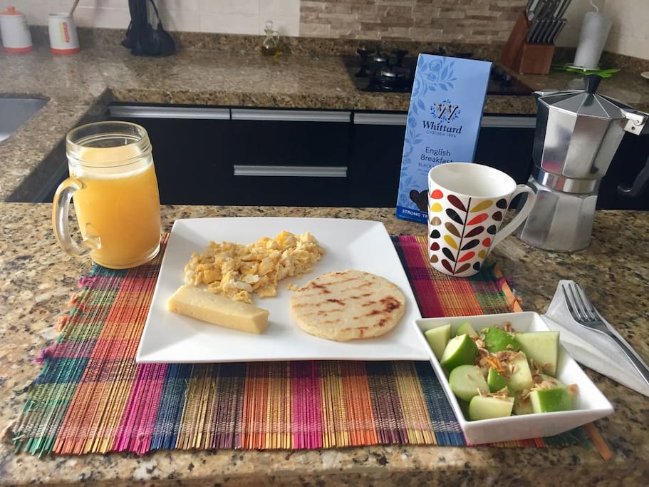 Desayuno americano gratis incluido (fruta, arepa o galletas, huevos al gusto, queso, café o te y jugo).