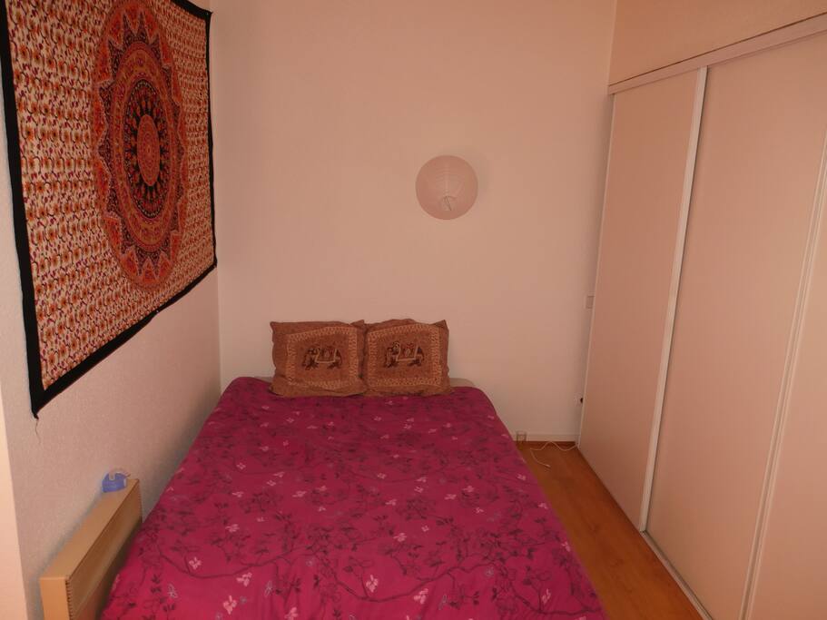 Chambre à l'étage avec velux, lit 2 palaces