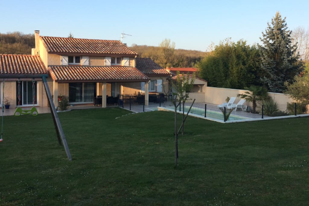 Grand jardin de 1600m2 avec balançoire et trampoline