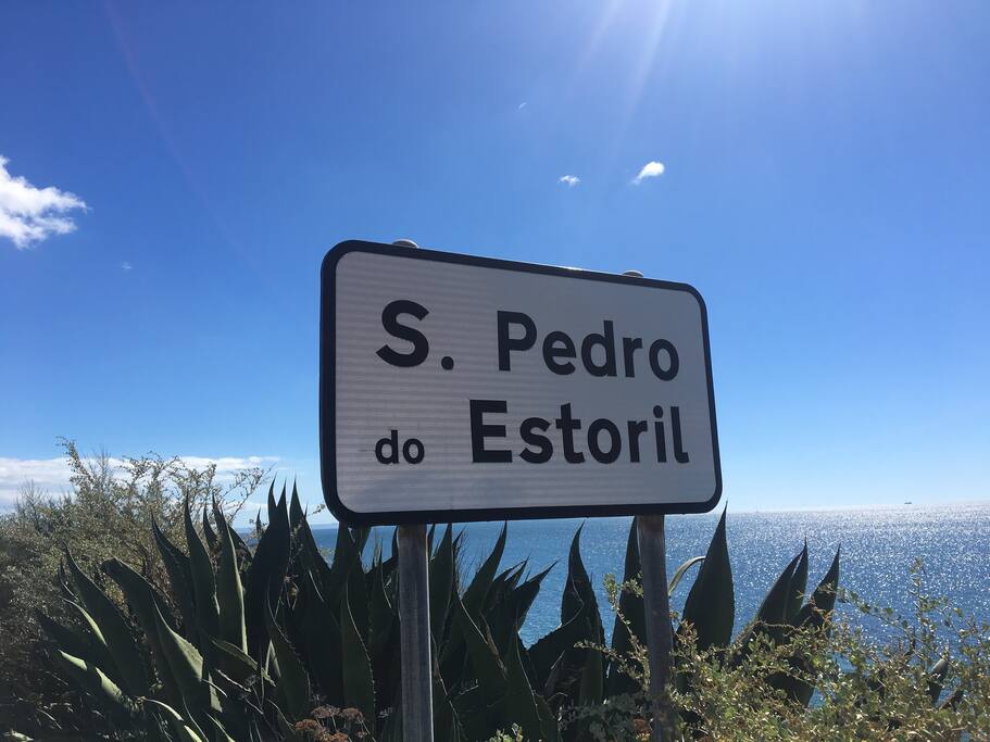 Localizado junto à praia de São Pedro do Estoril.
(Located next to S. Pedro Beach).
(Situé sur la plage de S. Pedro)