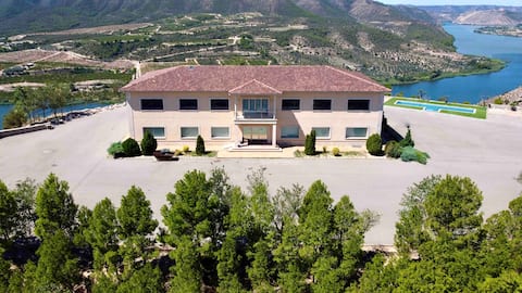 Propiedad de Airbnb exitosa: Nature & Family. Country house overlooking the lake. en Zaragoza