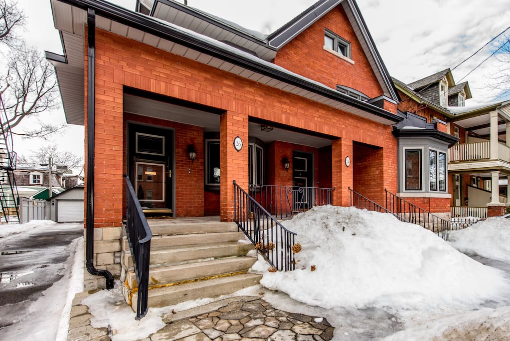 Beautiful separate unit on the third floor right in the heart of the city.
