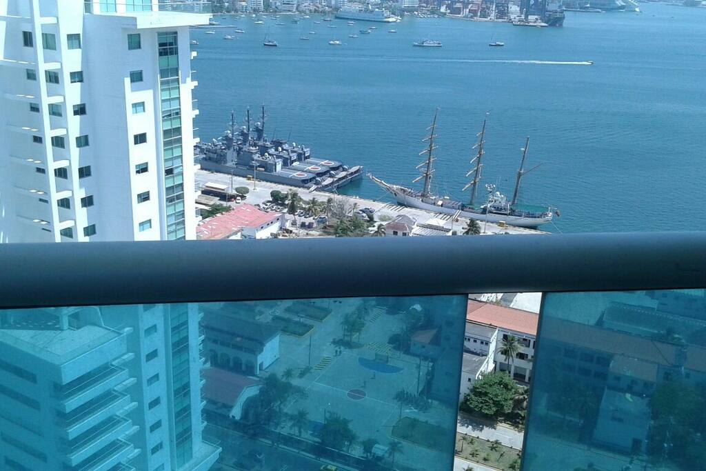 View to the bay and the sea//Vista a la bahia y al mar