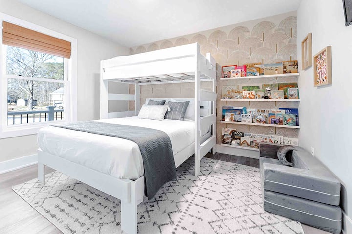 Ideal for all guests (including kids), this playful room offers a queen bed with a twin loft bed, and a delightful reading nook, crafted for comfort and fun.