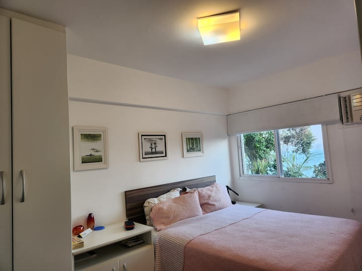 带标准双人床的套房