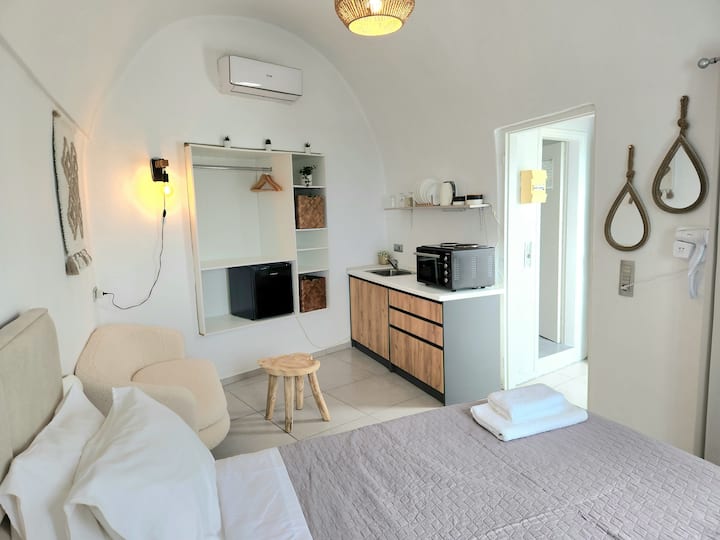Elena Deluxe Studio (Sunny & Cozy, Near Caldera) - Santorini