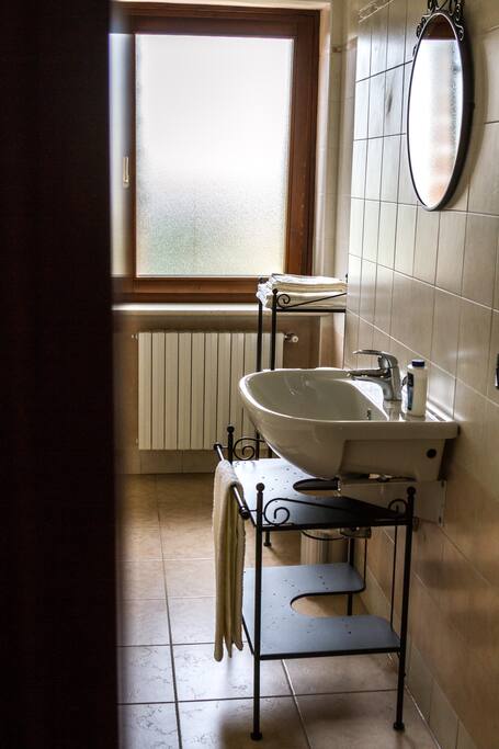 il bagno finestrato con doccia, vasca, bidet, lavandino