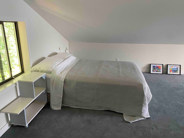 غرفة نوم مزدوجة في الطابق العلوي