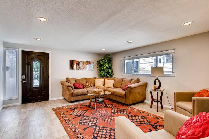 Near Convention Center & Strip, with nine beds gallery image 2