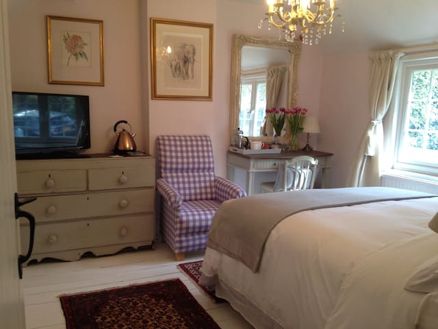 Ashdown Forest Boutique Cottage Breakfast Included