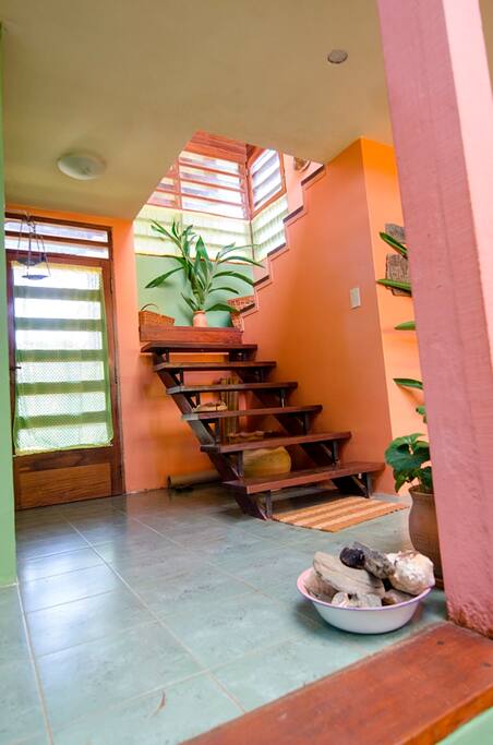 Entrada principal y acceso a las habitaciones en planta alta