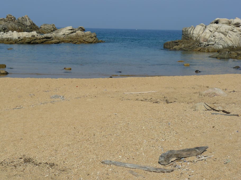 une crique à découvrir pendant une promenade le long du littoral