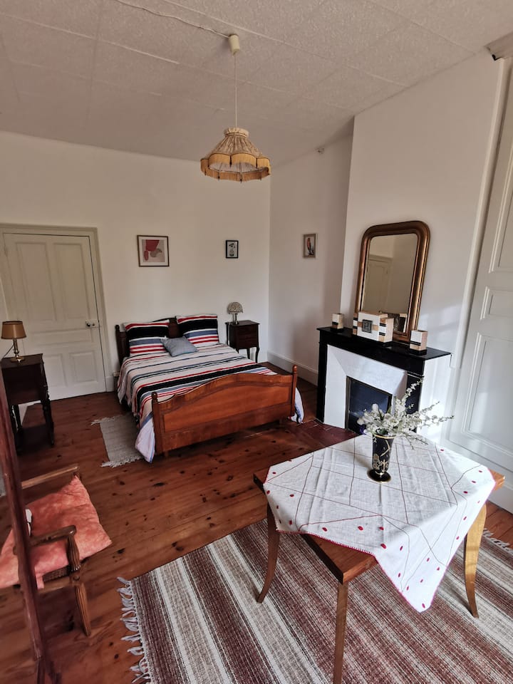 חדר השינה שליד הגינה 