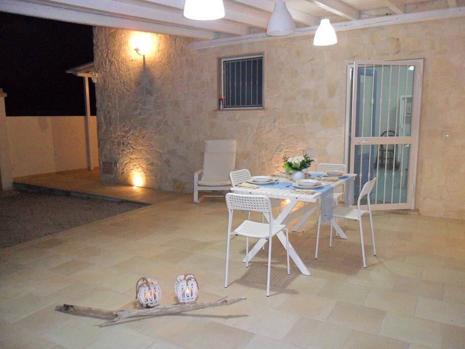 parte del giardino del villino con faretti che illuminano la pietra